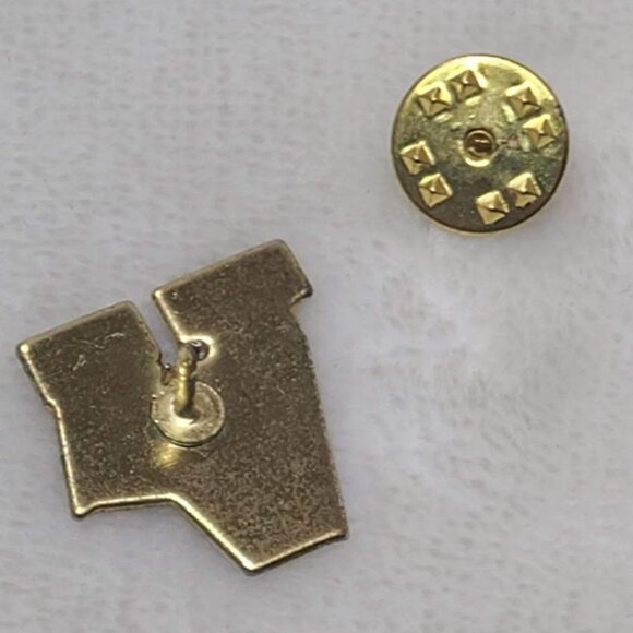 US Flag V for Victory Veterans Patriotic Lapel Pin - Picture 4 of 5